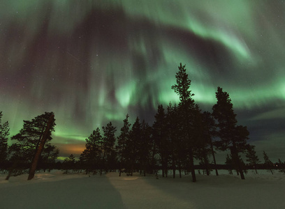 夜晚拍摄到的北极光在寒冷的冬天的国家