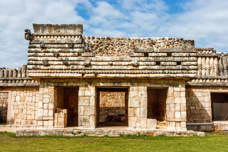 乌斯马尔考古遗址蓝天下的一座建筑遗址, 尤卡坦半岛, 墨西哥