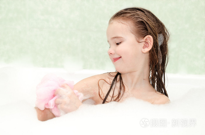 小女孩洗澡沐浴图图片