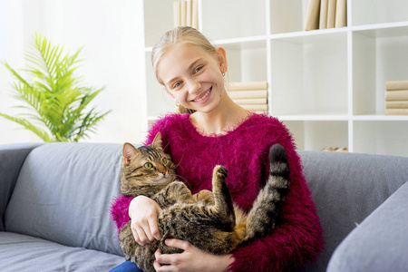 一只猫的女孩