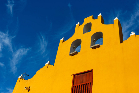 墨西哥坎佩切蓝天上的彩色房屋和建筑物