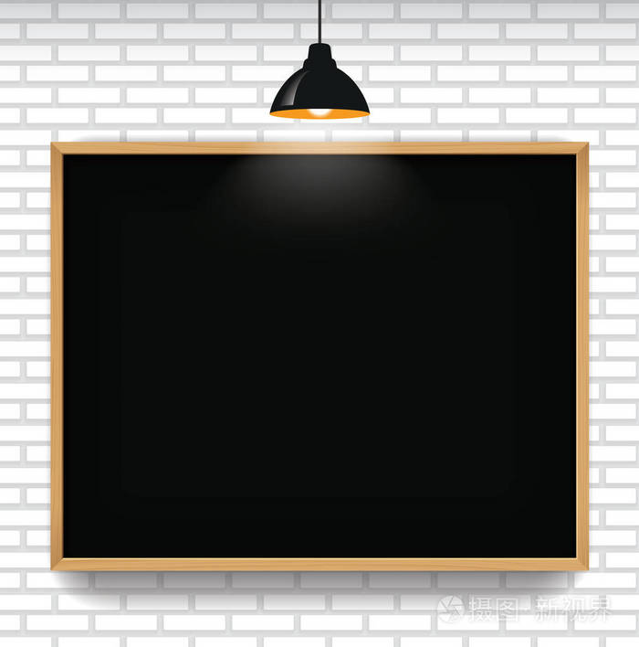 在白砖背景墙上悬挂的lig空白黑板