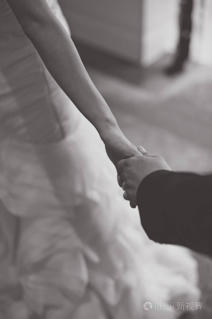 男人和女人手牵手,bw 复古色调