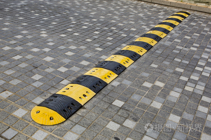 在沥青路面上的交通安全减速带