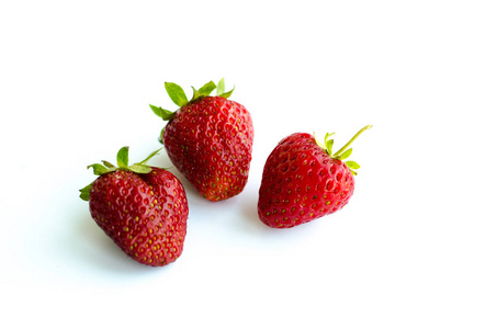 草莓在白色背景上的成熟，红色