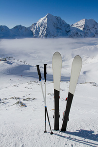 滑雪 滑雪 冬季 山脉和滑雪道上的滑雪设备