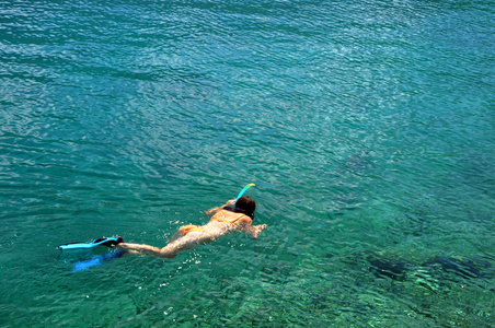 在泰国普吉岛 皮皮岛浮潜的女人