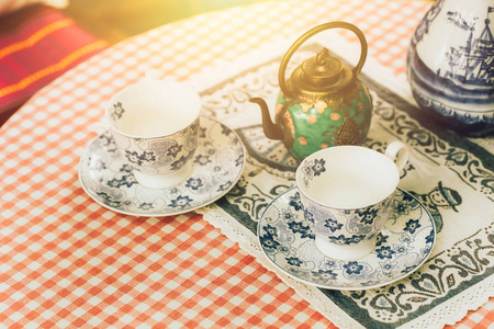 中国茶叶冲泡壶与桌上的茶杯茶具装饰