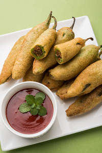 绿色的辣椒酱 pakode 或米奇贝特 pakode 或 bhaje，印度小吃