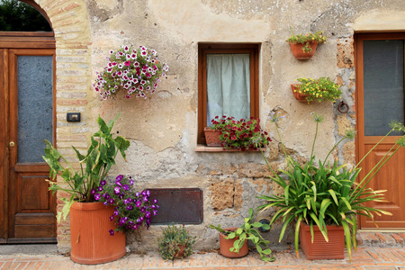 与意大利的托斯卡纳，花盆装修的老房子