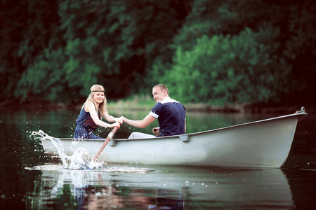 女孩与男孩在湖上划船