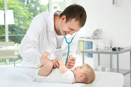医生检查可爱的婴儿与听诊器在医院