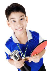 快乐的亚洲男孩肖像打乒乓球图片