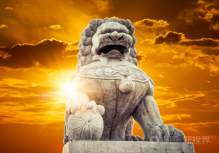 中国帝王狮子雕像在日落