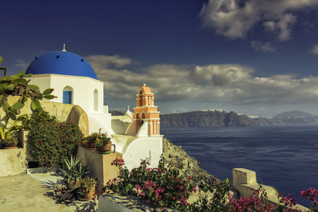 蓝色的圆顶教堂，希腊圣托里尼岛场景