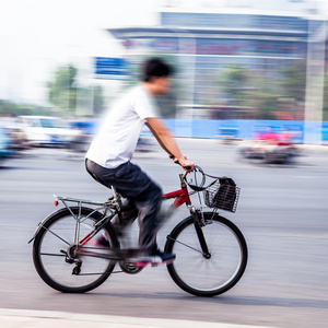 骑自行车的人在城市在运动模糊