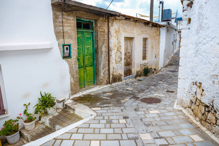 狭窄的街道，在克里察村附近希腊克里特岛伊拉克利翁