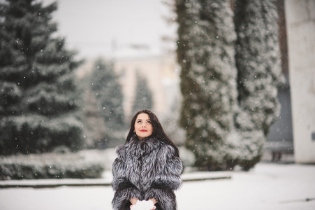 冬天的雪的美丽女孩的肖像