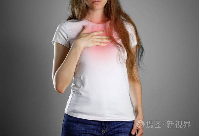 一个女人拥有乳房在她的胸部疼痛胃灼热sto