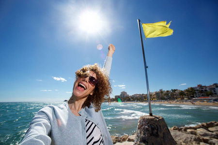 女人笑着用手在空气中照片