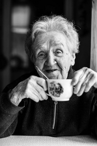老人喝茶的女人