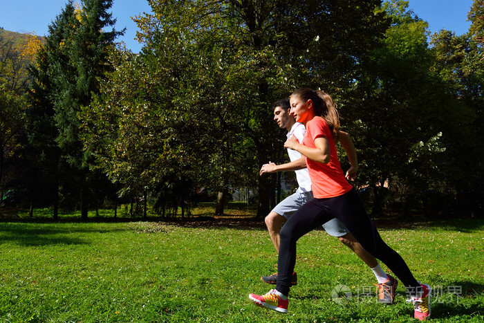 年轻情侣在公园慢跑