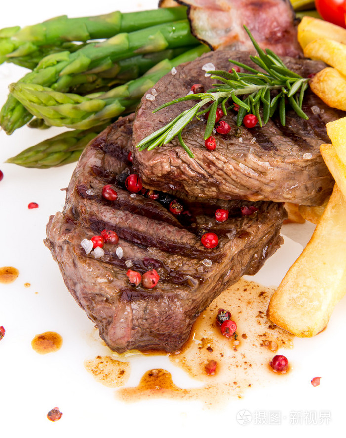 在白色背景上的牛肉牛排