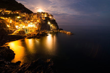 在晚上，利古里亚 意大利 manarola