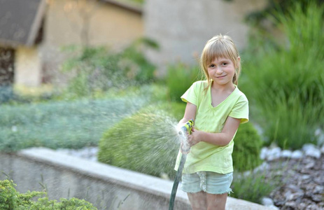 小女孩浇花图片