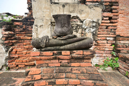 老和尚塑像在旧砖造的庙宇，扫管笏艾 Chai Mongkol 香鱼