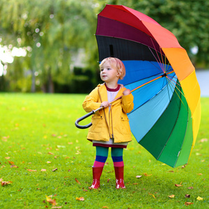 走着五颜六色的雨伞的小女孩