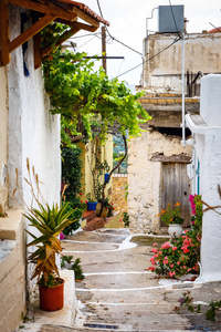 狭窄的街道，在克里察村附近希腊克里特岛伊拉克利翁
