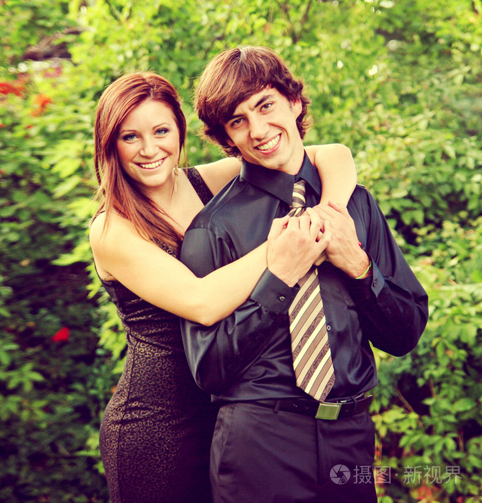 两个年轻人拥抱