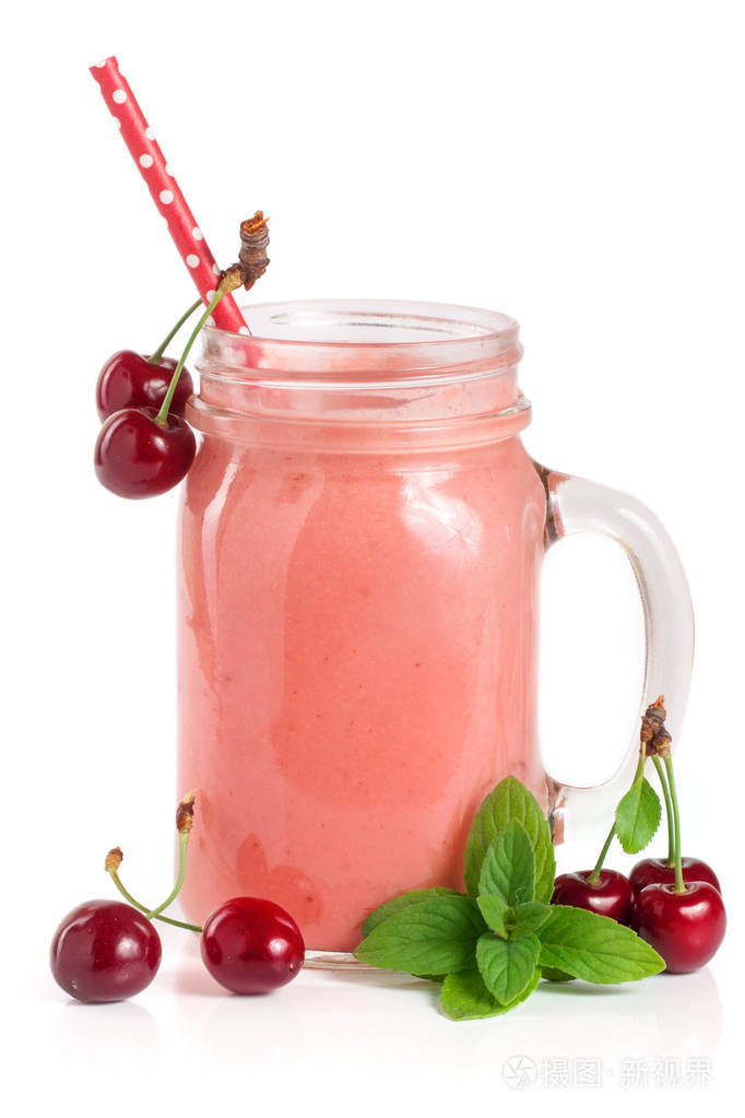 杯与孤立的白色背景上的樱桃浆果酸奶