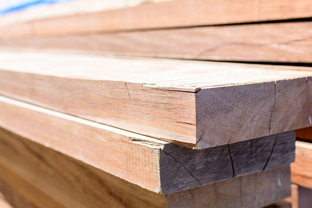 桥梁施工与木材硬叠厚厚的木板户外