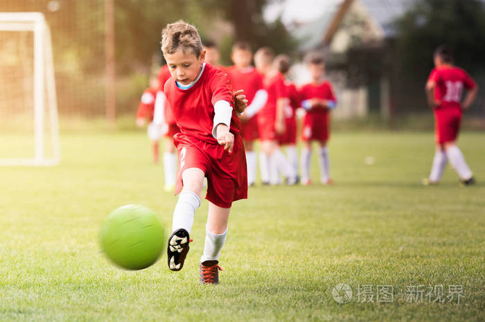 孩子足球-足球场儿童球员比赛