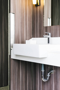 白色现代水槽和浴室水龙头图片