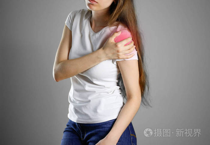 一个女人拥有的肩在我的手臂疼痛文脉等层面点痛