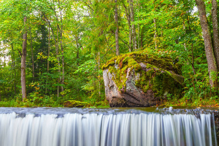 级联的小瀑布河与那块大石头，运动模糊。拉国家公园爱沙尼亚
