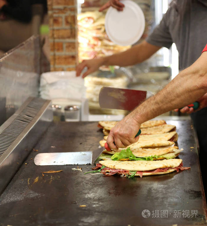 厨师在烹饪中热户外烧烤餐厅吗我