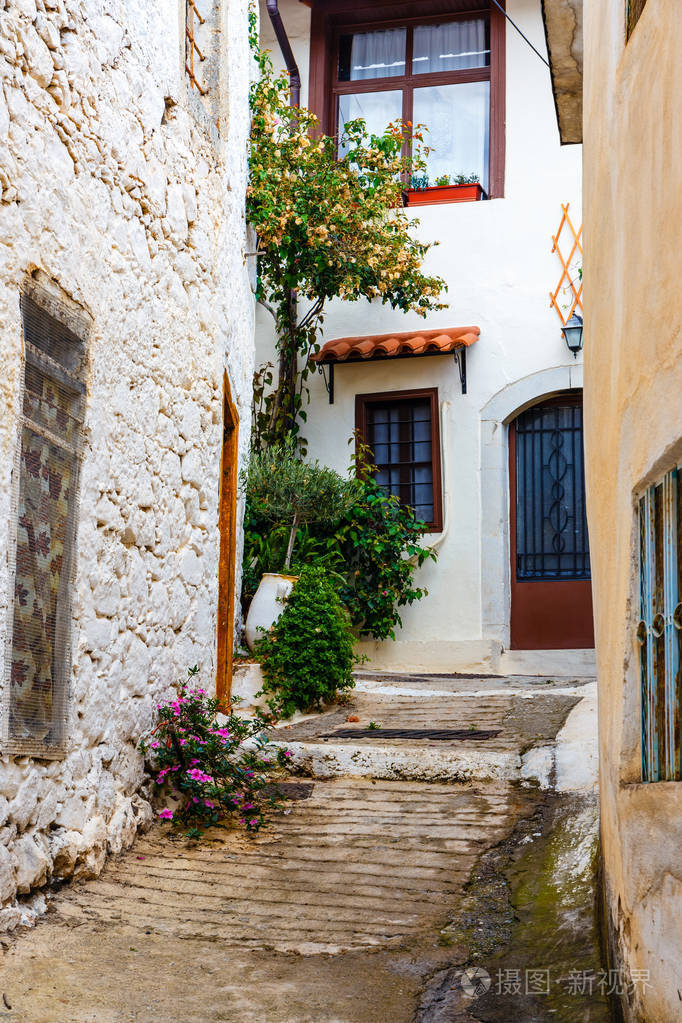 狭窄的街道,在克里察村附近希腊克里特岛伊拉克利翁