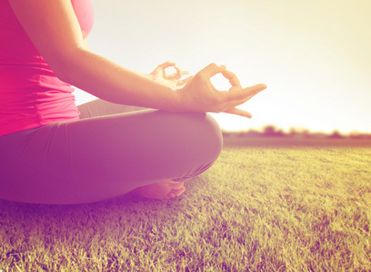 女性瑜伽打坐冥想特写图片