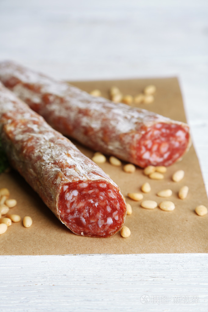 意大利香肠上木制背景