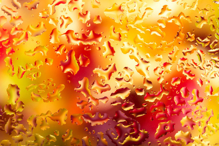 水珠在玻璃上用彩色背景照片