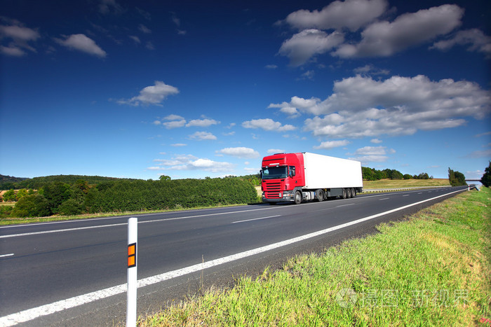 卡车在路上