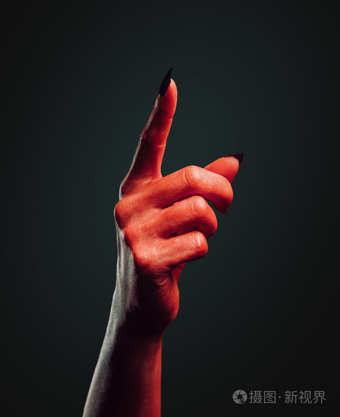 恶魔手向上指的手势