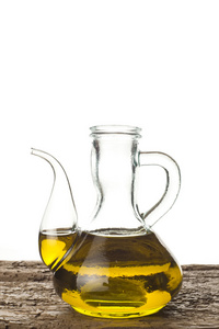在一个玻璃瓶中的特级初榨橄榄油
