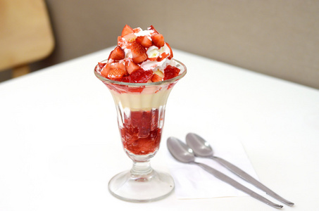 草莓圣代情人节的桌子上的草莓圣代冰淇淋照片