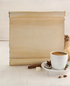 烹饪的羊皮纸杯咖啡和羊皮纸纸照片