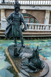 喷泉和雕像的公主青蛙图片